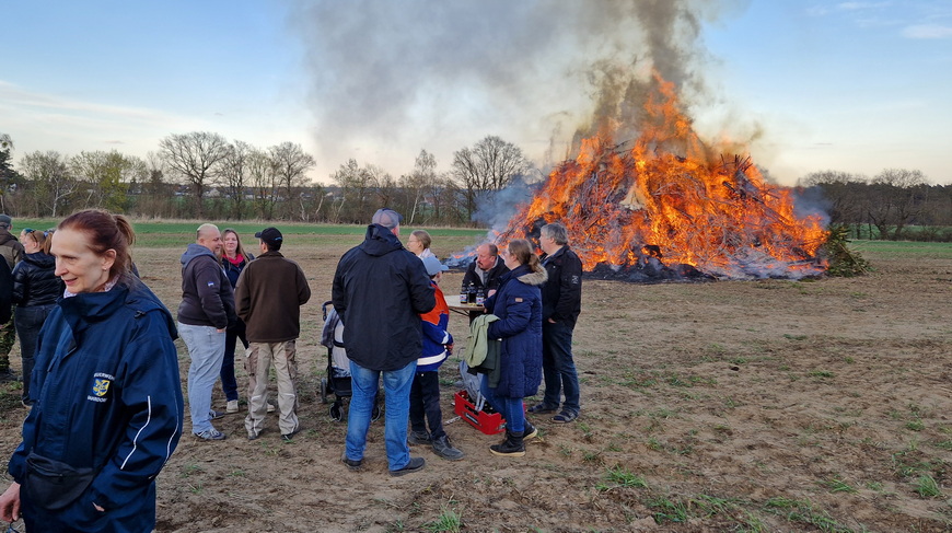 2026 04 04 Osterfeuer Bahrdorf Amiberg 046x