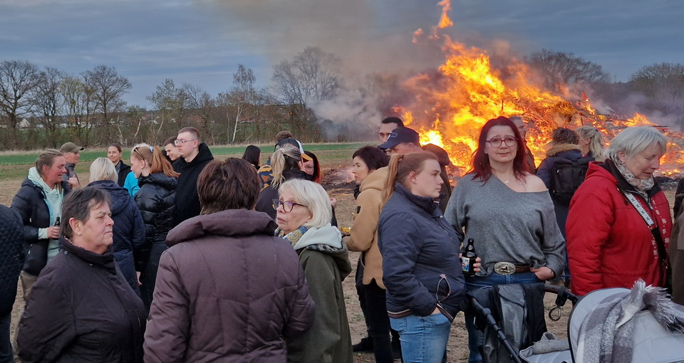 2026 04 04 Osterfeuer Bahrdorf Amiberg 100x