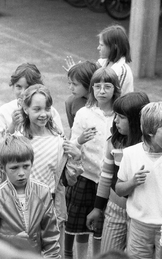 1983 xx xx Schule Schulerinnen auf dem Schulhof010 2