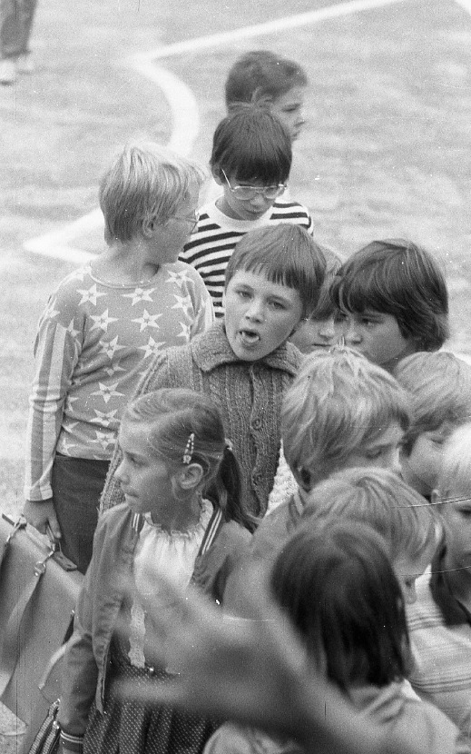 1983 xx xx Schule Schulerinnen auf dem Schulhof011