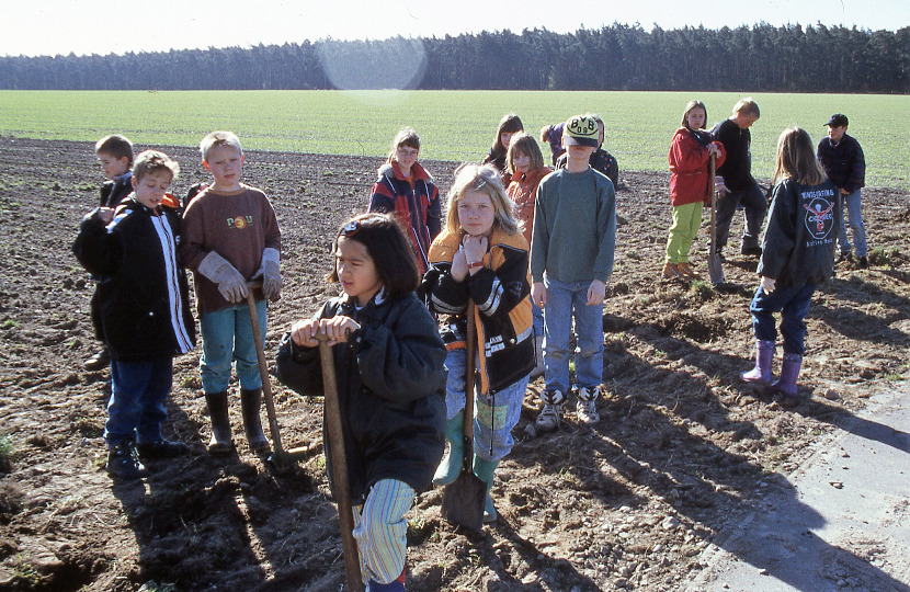1997 04 xx Schule Bepflanzung Wendehammer  Kl 4a001 2