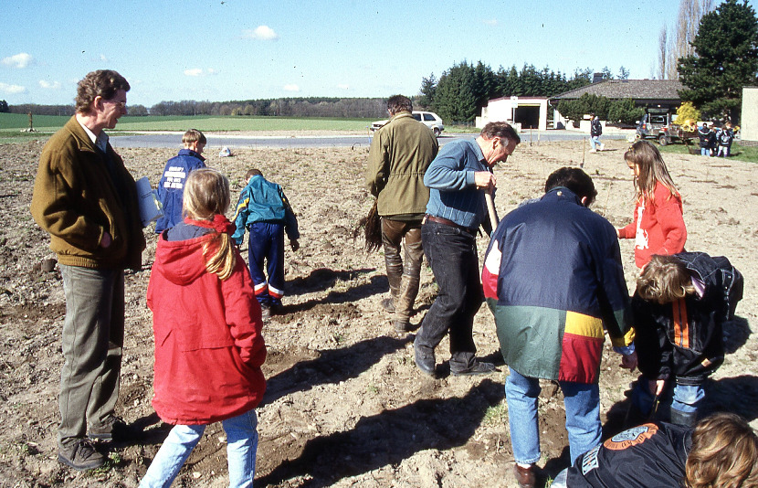 1997 04 xx Schule Bepflanzung Wendehammer  Kl 4a004 2