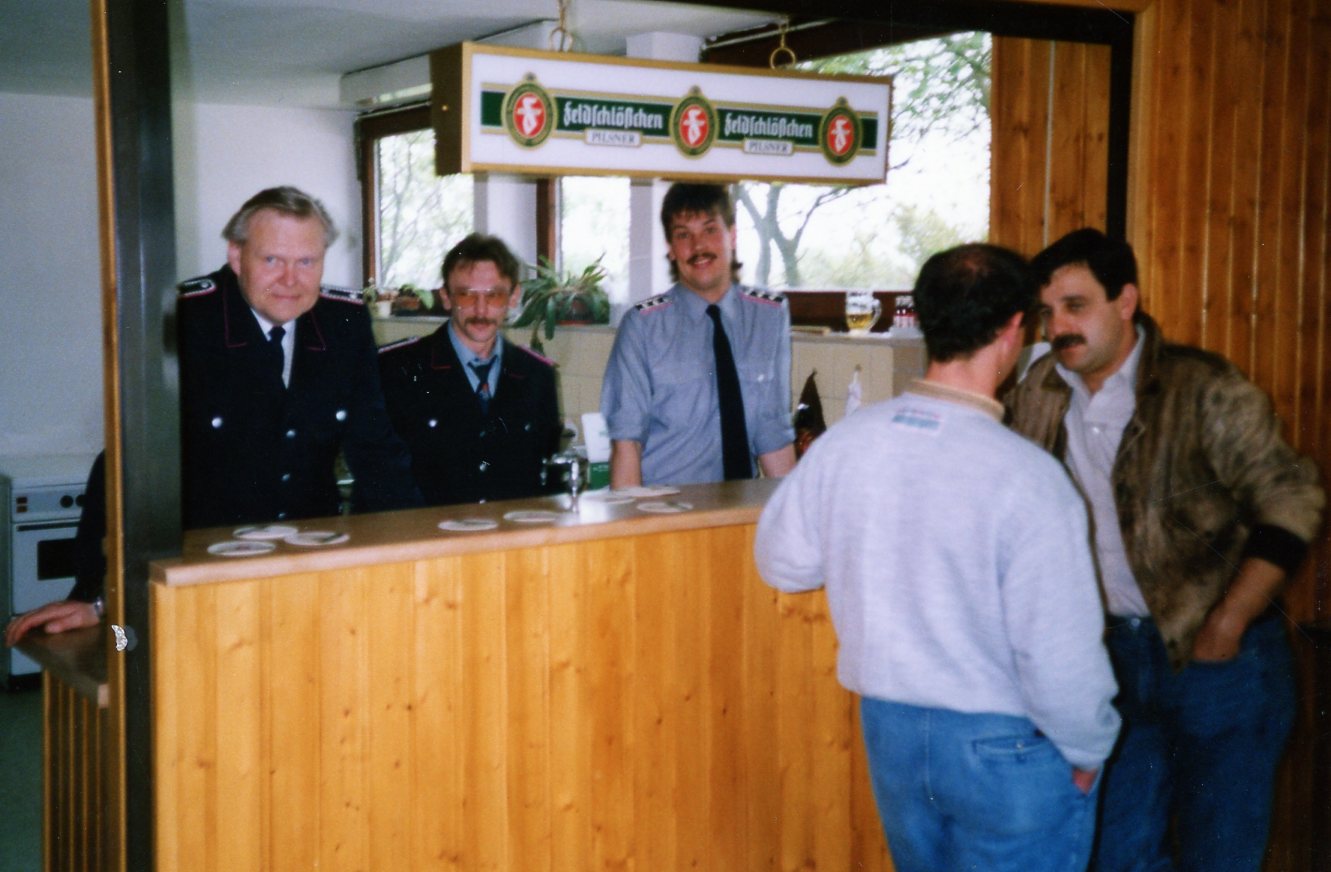 1991  Feuerwehrtag Thekenmannschaft Achim Heinze  u a 003