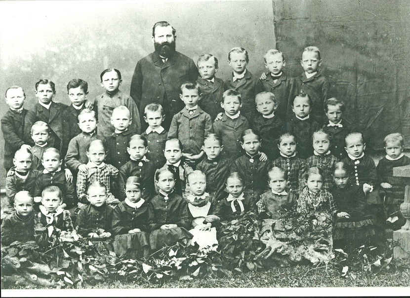1896 Schulfoto mit Lehrer Regener