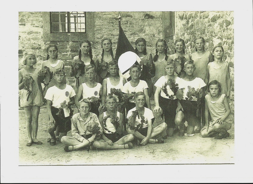 1933 Mdchen und Jungen Gruppe an der Kirche
