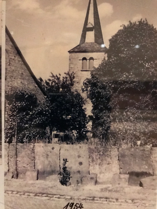 1954 Blick Dorfplatz zur Kirche