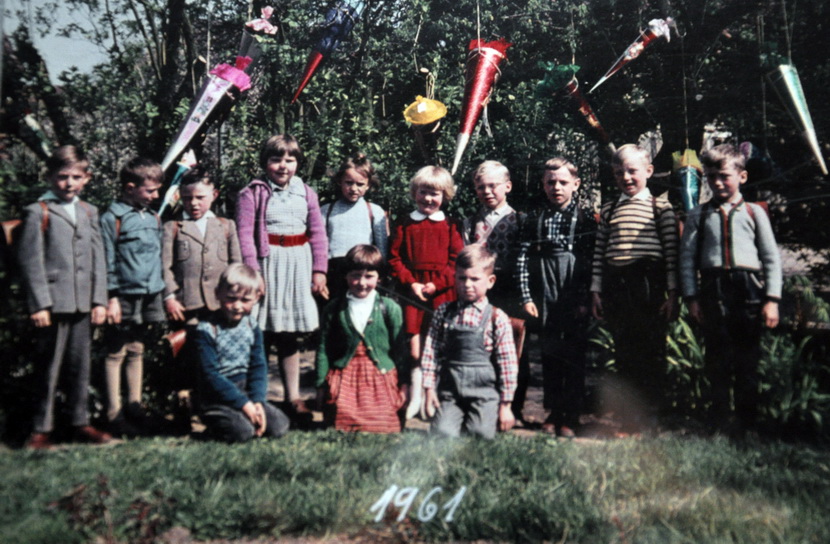 1961 saalsdorf einschulung.1jpg