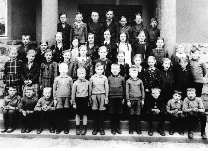 Vor der Schule in Wahrstedt ca 19350011jpg
